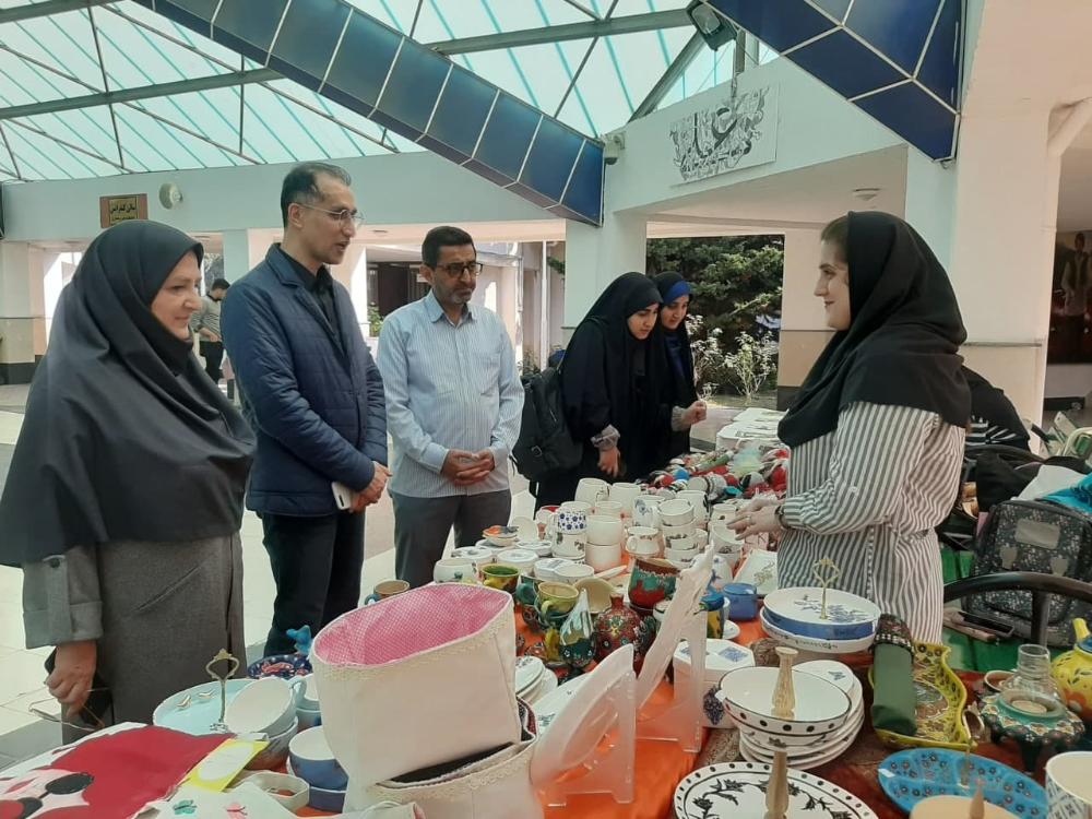 برپایی نمایشگاه صنایع دستی در دانشکده هنر و معماری